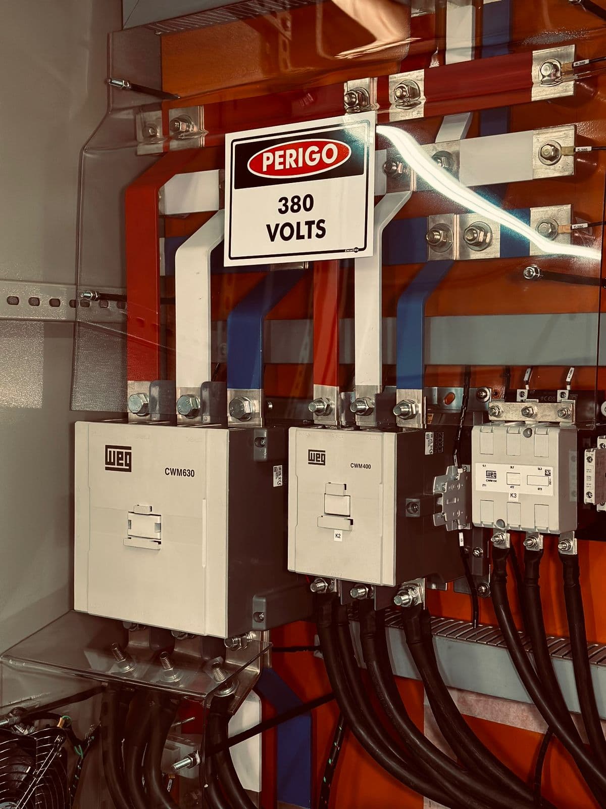 Contatores de força de grande porte ligados a barramento, com placa de advertência de 380 volts